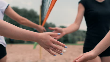 Nahaufnahme-Der-Hände-Von-Volleyballspielerinnen,-Die-Dem-Gegner-Für-Das-Letzte-Spiel-In-Zeitlupe-Danken